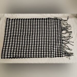 Chic Black and White Houndstooth Scarf